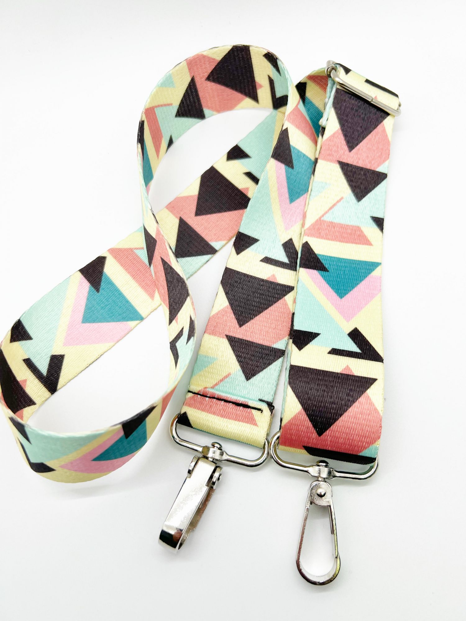 Szövet pánt táskához, karabinerrel, 65-115 cm, 3.8 cm széles, háromszög mintás