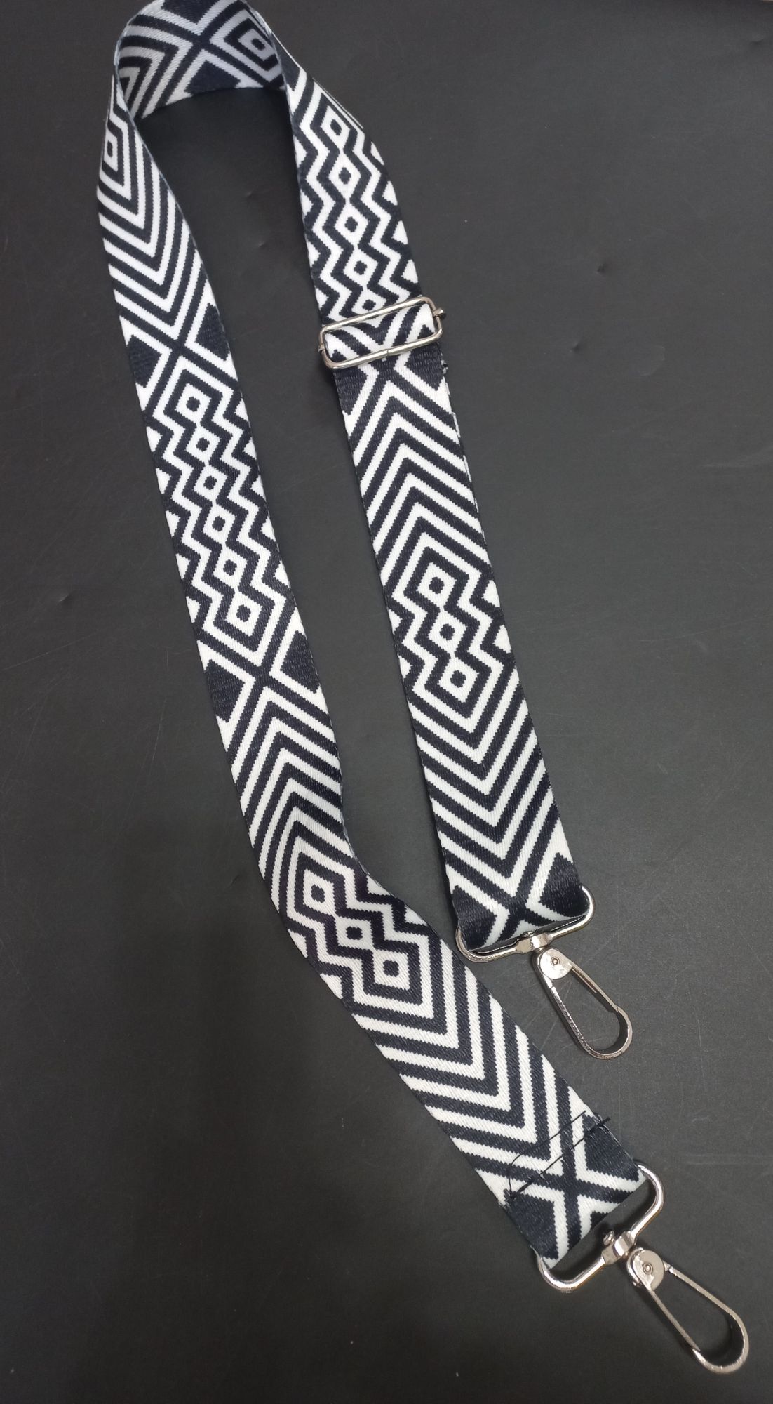 Curea textila pentru geanta cu carabinie 65-115 cm, latime 3.8 cm, negru-alb