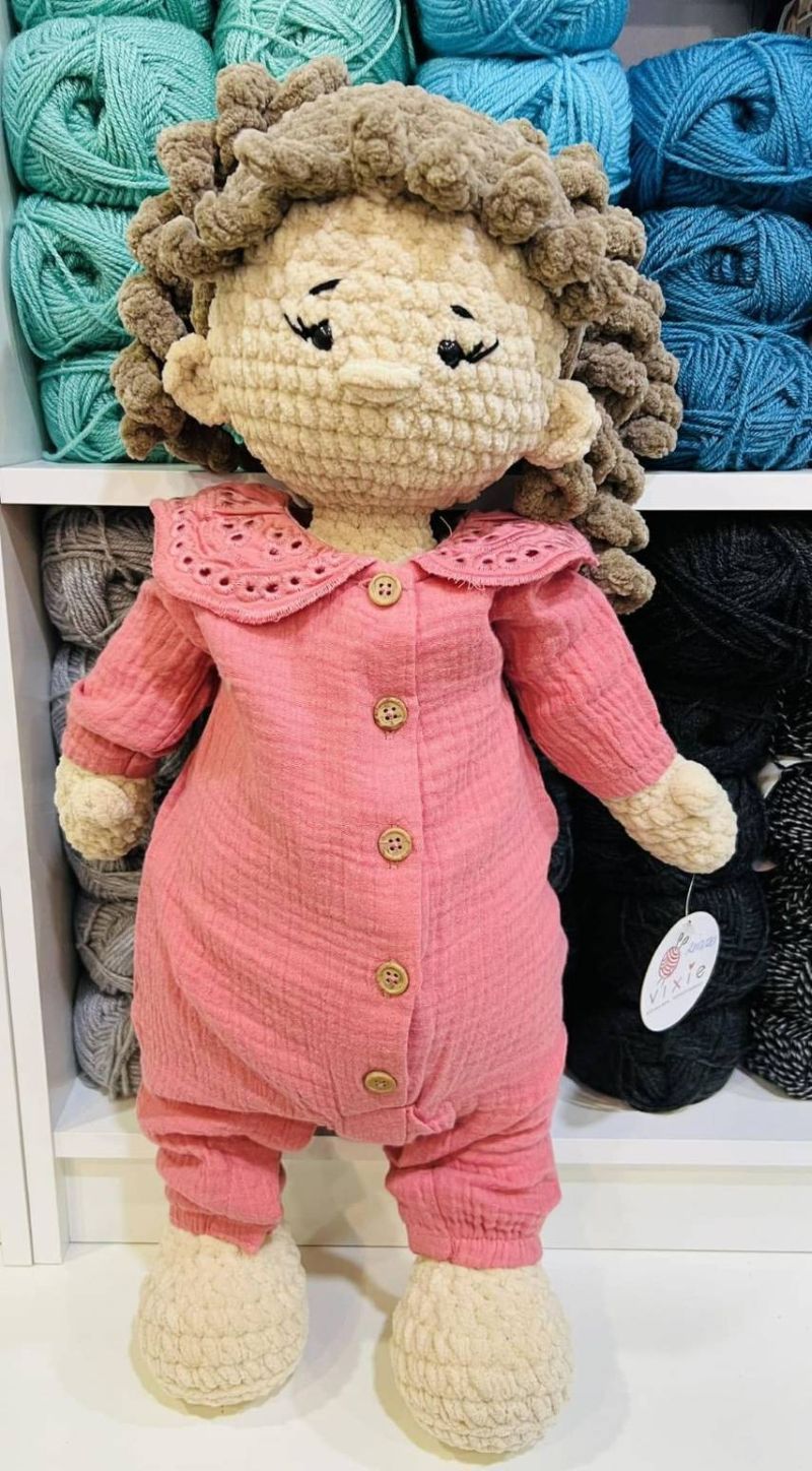 Figurina crosetata papusa plus cu haine