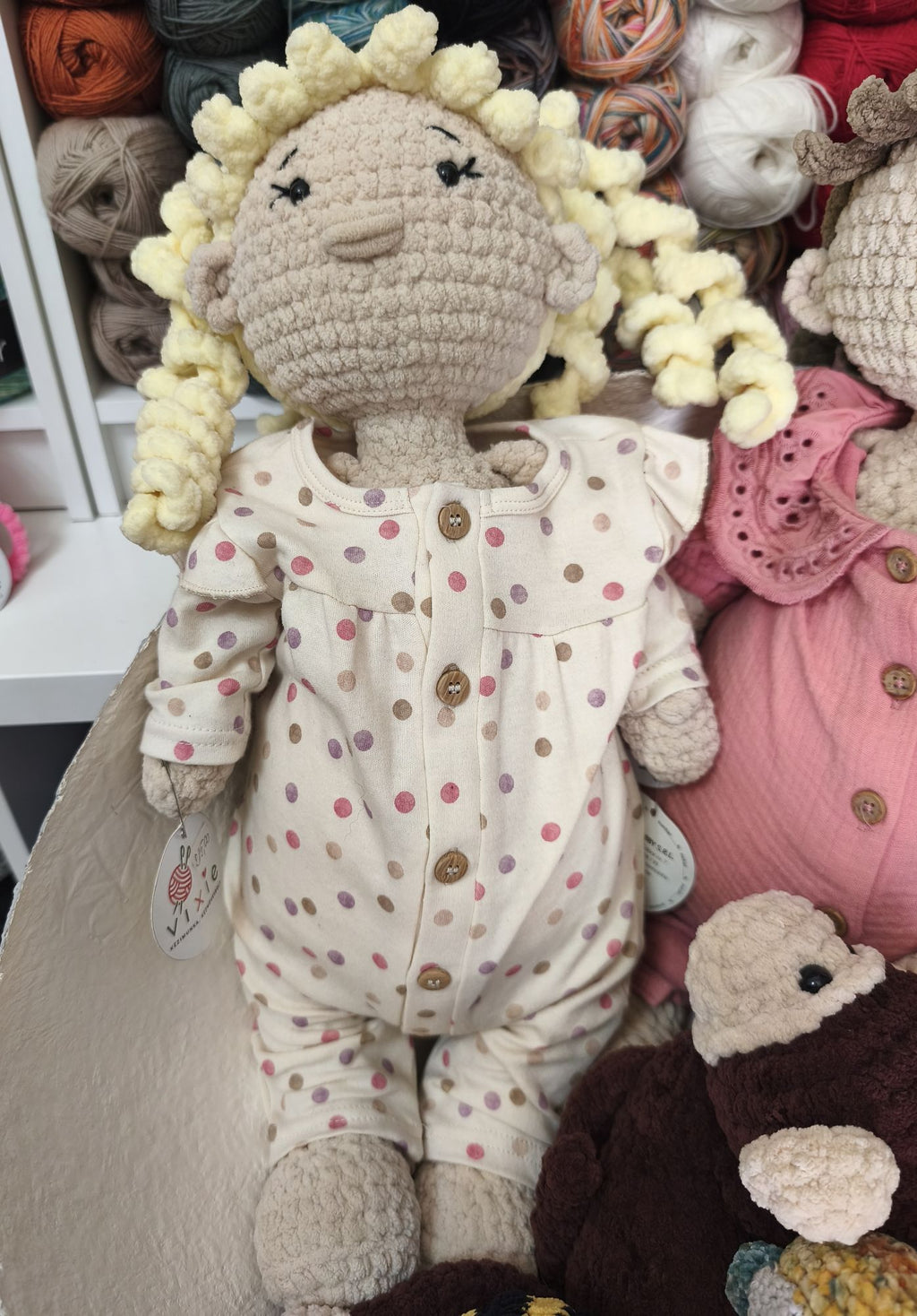 Figurina crosetata papusa plus cu haine
